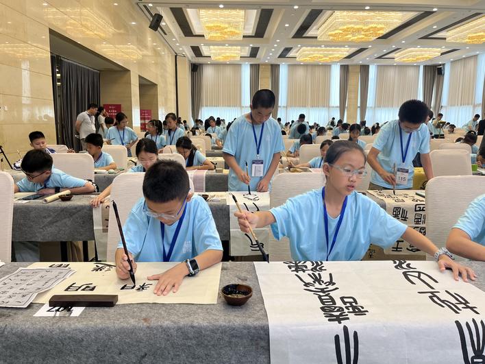 孩子们用稚, 并评选出
