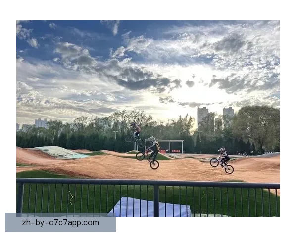 激情BMX竞速：穿越林间赛道，速度与激情共享