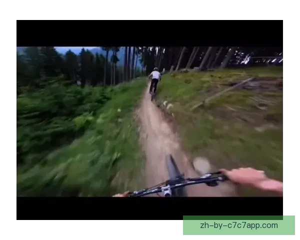 自行车赛事瞬间回放：速度与激情共振